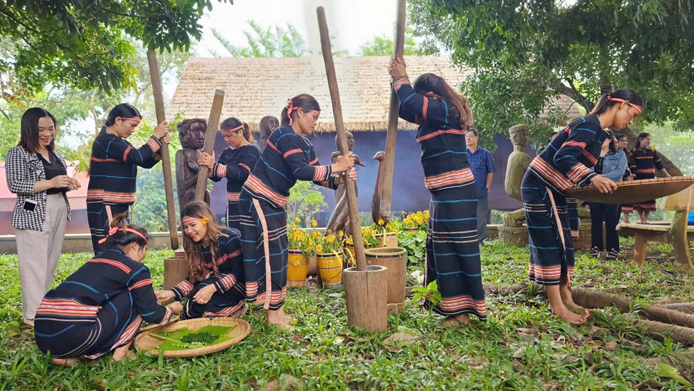 Bà con làng Ơp tổ chức nhiều hoạt động phục vụ du khách như giã gạo, làm rượu ghè, đan lát…
