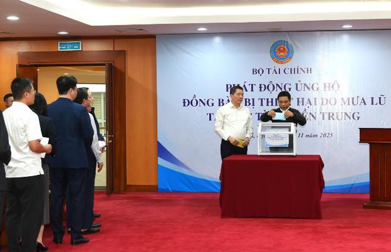 Bộ trưởng Bộ Tài chính Nguyễn Văn Thắng ủng hộ đồng bào miền Trung, Tây Nguyên bị thiệt hại do mưa lũ- Ảnh: VGP
