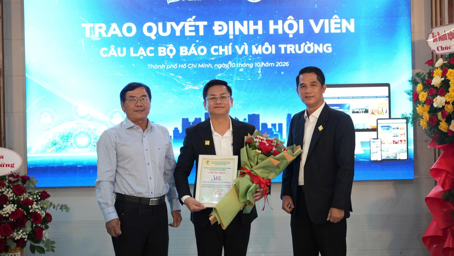 Cũng tại sự kiện, ông Lê Văn Phúc – Giám đốc Trung tâm Phát triển Năng lực và Dịch vụ, Công ty Cổ phần LDT được trao quyết định trở thành thành viên CLB Báo chí Vì Môi trường.