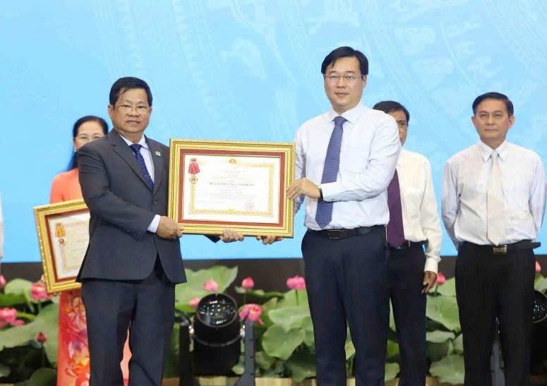Hoạt động trao huân chương tại hội nghị tổng kết phong trào thi đua và công tác khen thưởng của TP.HCM ngày 9/4/2026. Ảnh: Báo điện tử chính phủ