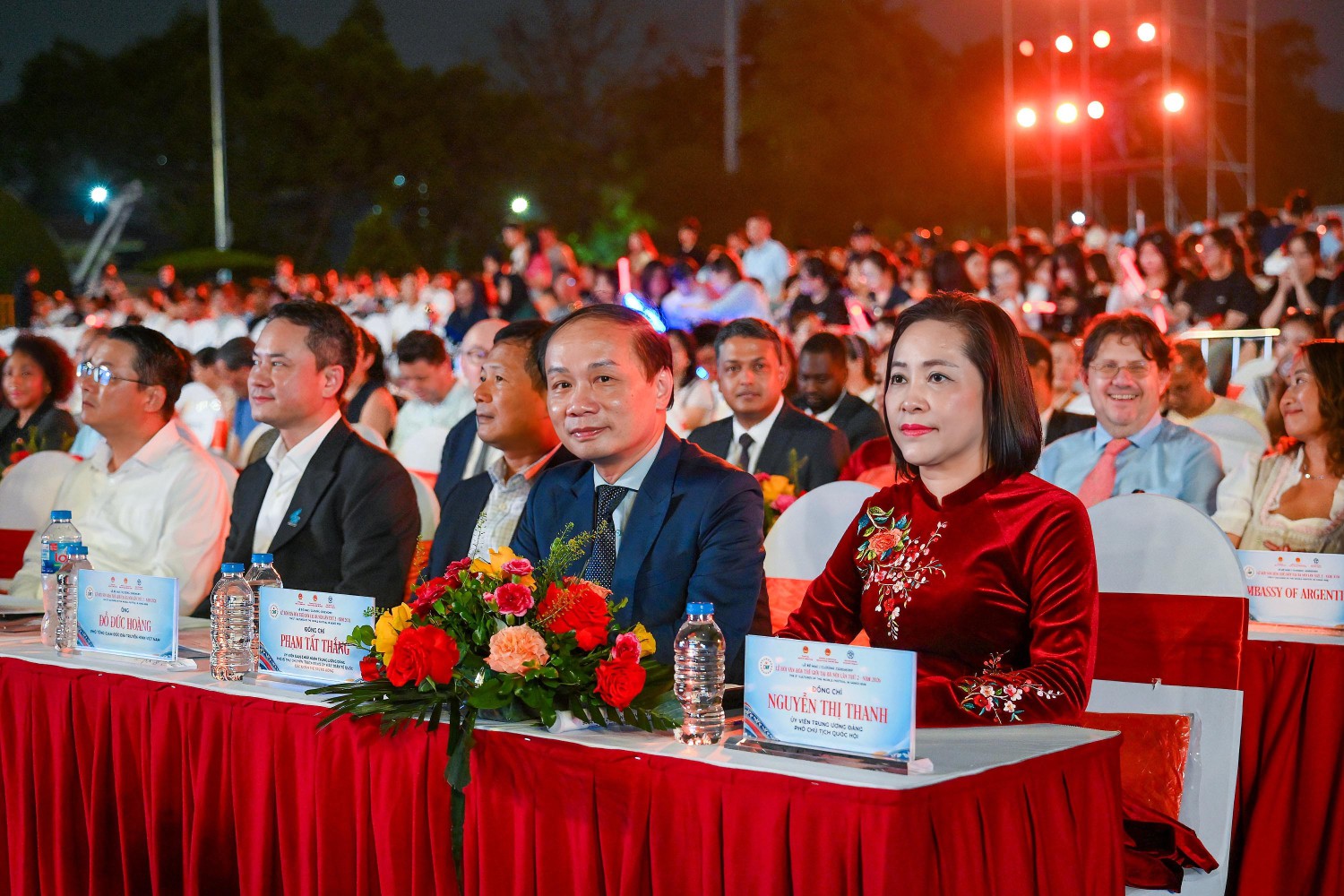 Sức vóc của một sự kiện thời sự văn hóa tầm cỡ không chỉ được đo lường bằng số lượng người tham gia trực tiếp. Việc Đài Truyền hình Việt Nam (VTV) truyền hình trực tiếp các buổi lễ quan trọng, kết hợp cùng chiến lược đồng hành của nền tảng Meta đã