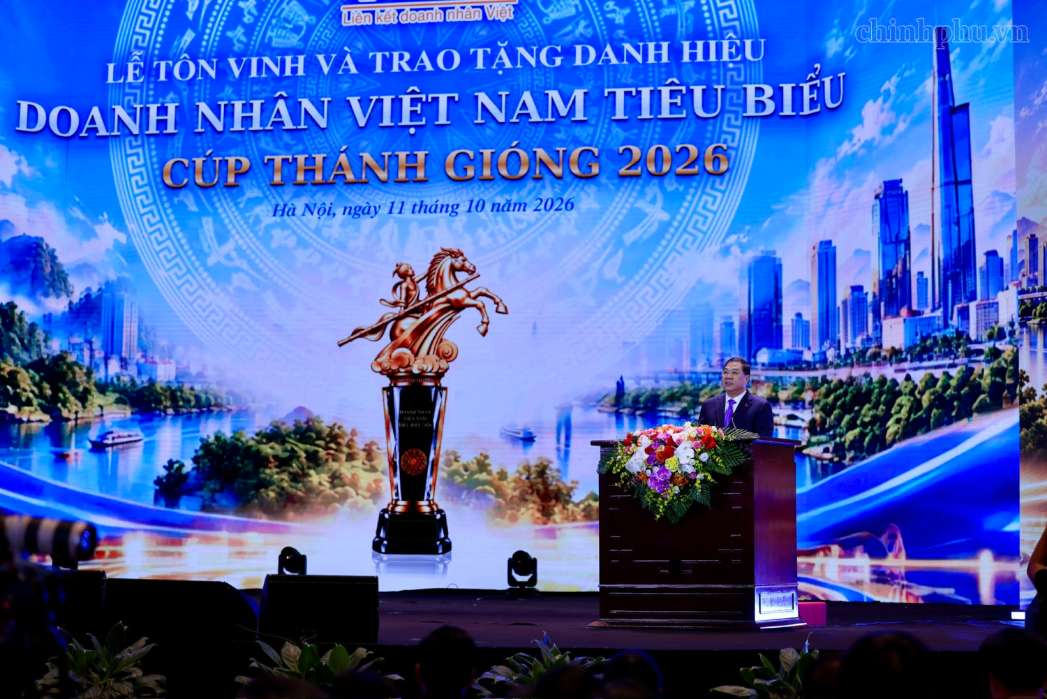 Phó Thủ tướng Thường trực chúc cộng đồng doanh nghiệp Việt Nam tiếp tục vươn lên mạnh mẽ, làm giàu chính đáng, phụng sự đất nước, góp phần xây dựng nền kinh tế tự chủ, tự lực, tự cường vì một Việt Nam phồn vinh, hạnh phúc - Ảnh: chinhphu.vn/Ph
