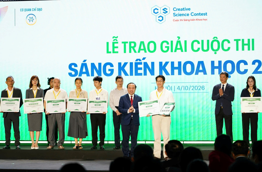 Bộ trưởng Khoa học và Công nghệ Vũ Hải Quân trao giải nhất Cuộc thi Sáng kiến Khoa học 2026 cho tác giả Châu Khắc Bảo Chương. (Ảnh: Bộ Khoa học và Công nghệ)