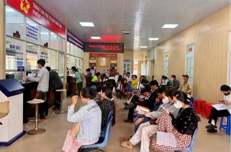 Người dân đến làm thủ tục tại Trung tâm Phục vụ hành chính công phường Bình Tân, TP.HCM, ngày 1/7/2025. Ảnh: VGP/Linh Anh. Báo điện tử chính phủ