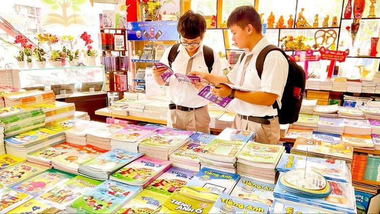 Bộ GD&ĐT đang xây dựng kế hoạch rà soát, hoàn thiện chương trình và sách giáo khoa mới, dự kiến sử dụng thống nhất trên cả nước từ năm học 2028-2029. (Ảnh minh hoạ: Báo Chính phủ)